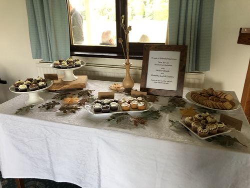 Table with cupcakes and biscuits.