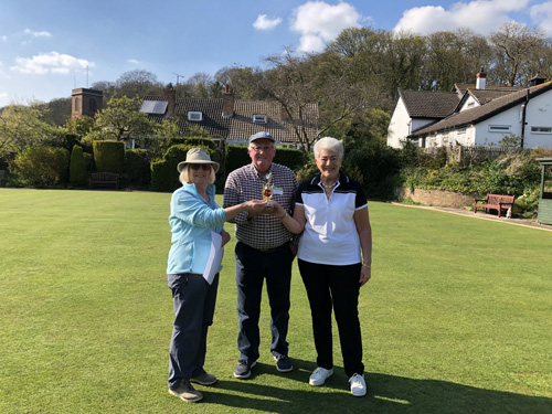 Margie presents the trophy to Howard and Pat