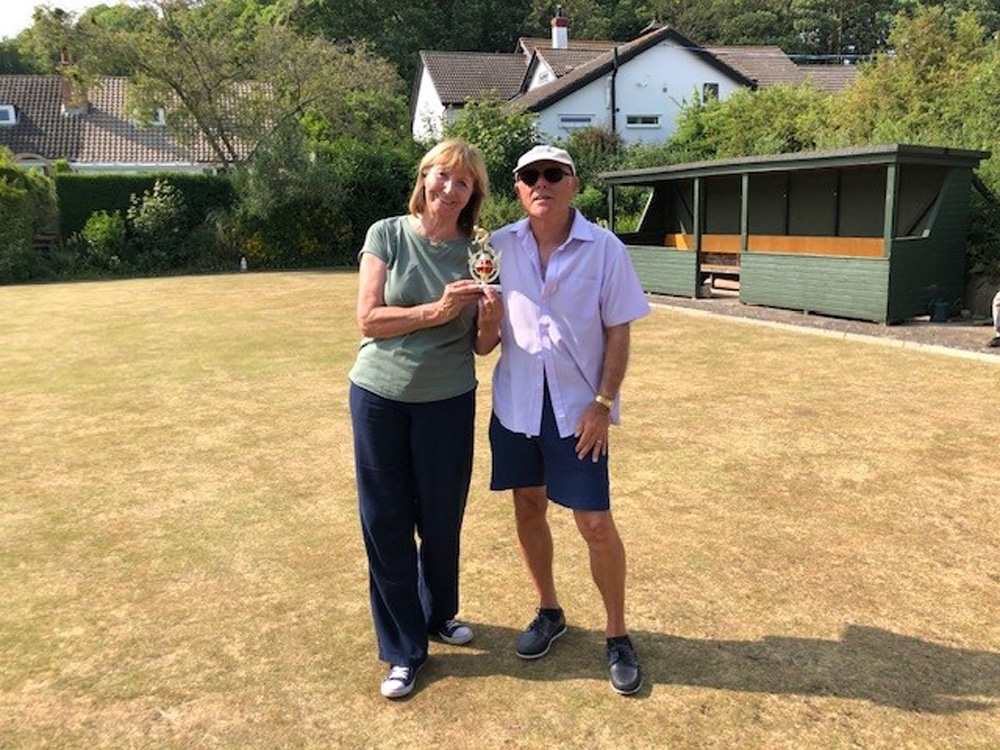 Laura & Alan pose with the trophy