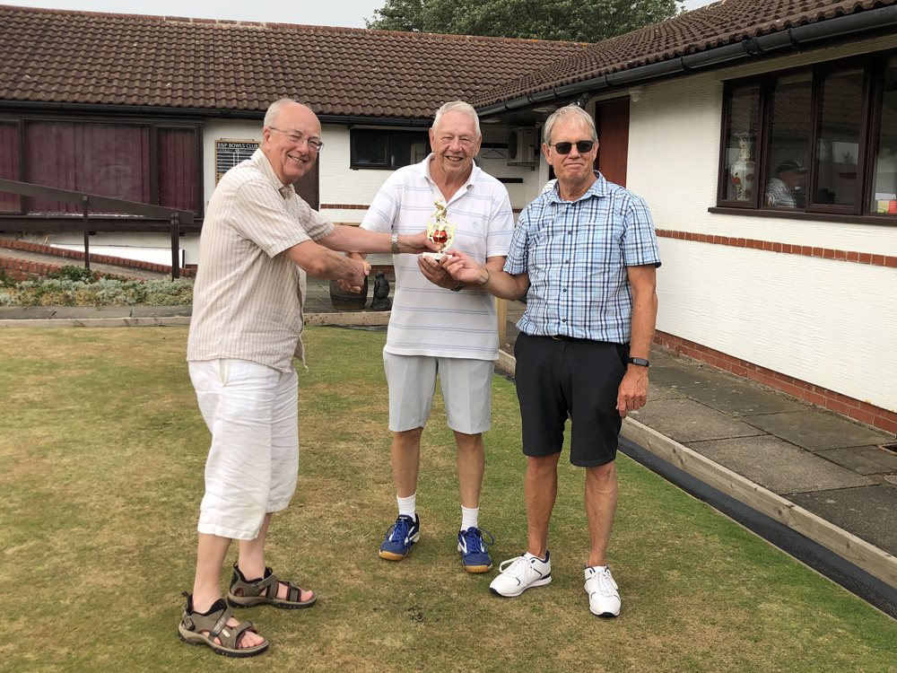 Geoff presents the trophy to Alan and Ian.